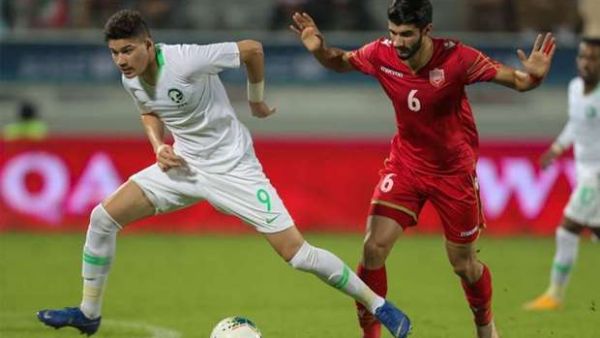 Bahrain's midfielder Mohammed al-Hardan (R) marks Saudi's forward Abdullah al-Hamdan (L) during the 24th Arabian Gulf Cup Group B football match between Bahrain and Saudi Arabia (Photo: Gulf Times)