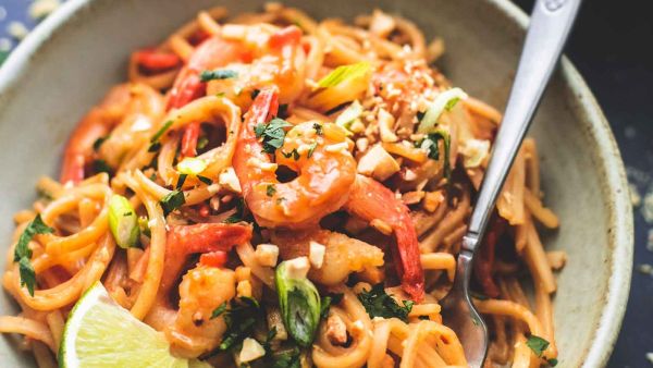 طبق الروبيان التايلاندي مع صلصة الفول السوداني