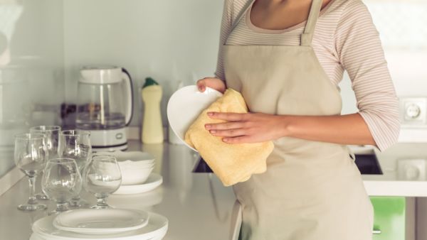 مسحوق القهوة للتخلص من بقايا الطعام الملتصقة بالأطباق مسحوق القهوة للتخلص من بقايا الطعام الملتصقة بالأطباق