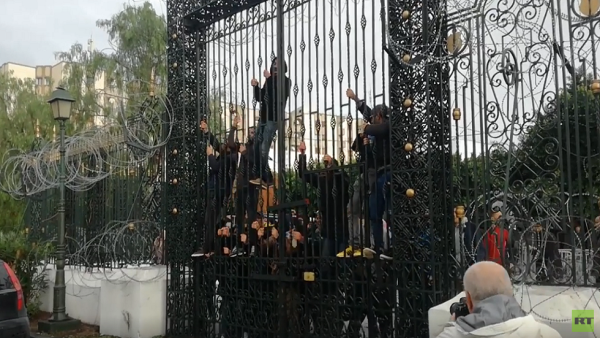 حاول مجموعة من الشباب المعطلين عن العمل اقتحام البرلمان التونسي