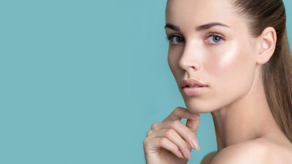 المرأة التي تريد أن تحتفظ بشبابها الدائم يجب أن تولي عناية خاصة لبشرتها