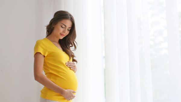 يحدث ضيق التنفس بسبب توسع الرحم الذي يزداد في الأشهر الثلاث الأخيرة من الحمل