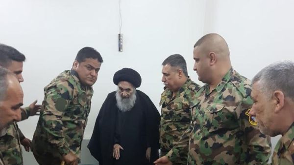  ظهر السيستاني، مع عناصر في الجيش العراقي من الجرحى بمناسبة الذكرى الثانية لإعلان النصر على "داعش".