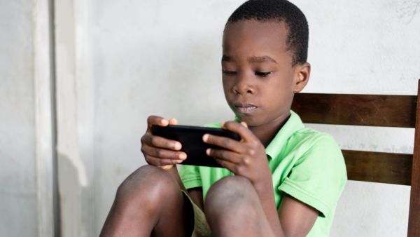 الهاتف الخلوي يسهّل لطفلك التواصل مع أفراد العائلة من أعمام وأجداد