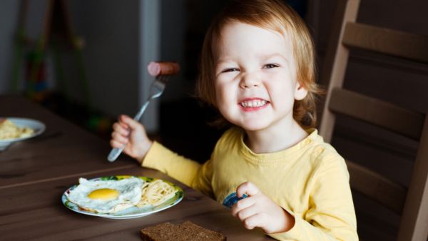 تحث الأمهات على إطعام أطفالهن للبيض والفول السوداني اعتباراً من الشهر الثالث 