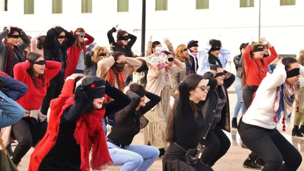 وأشعل الحملة قيام فتاة بنشر صور لنائب منتخب حديثا تزعم أنه يقوم بالاستمناء داخل سيارته أمام إحدى المدارس. 