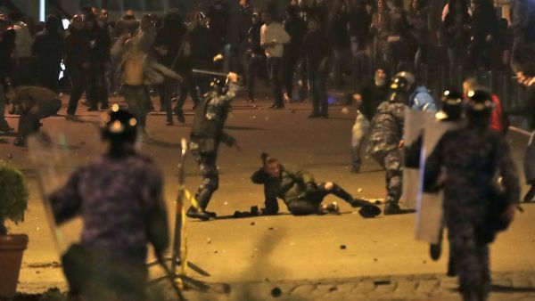 حطم عدد من الشبان مدخل مؤسسة مياه لبنان في مدينة صيدا