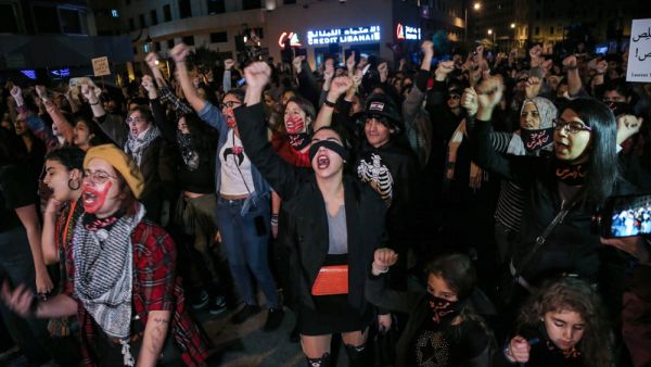 يطالب الحراك الاحتجاجي بحكومة اختصاصيين مستقلين بعيدا من الطبقة السياسية الحالية