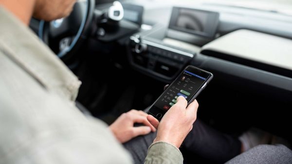تقوم سحابة السيارة المتصلة من إريكسون بتوفير خدمات الاتصال لأكثر من 4 ملايين سيارة في 180 دولة حول العالم – أي ما يقرب من 10% من السيارات المتصلة في السوق.