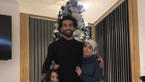 Mohamed Salah poses in front of a Christmas tree (Twitter)