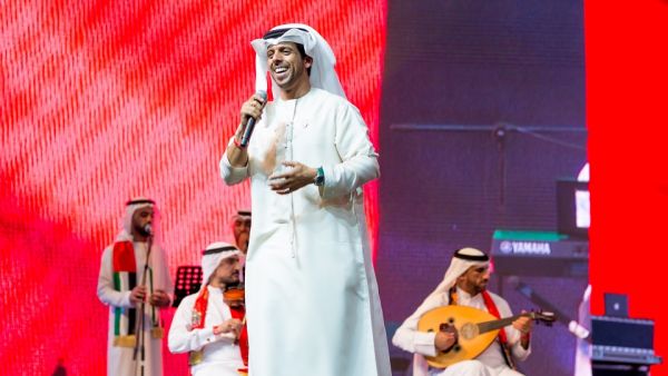 النجم حمد العامري يتألق على مسرح القرية العالمية بمناسبة اليوم الوطني 48