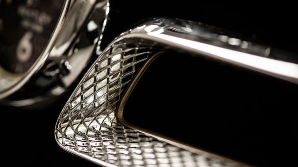 Flying Spur الجديدة بالتفصيل: قصّة النقش الماسي