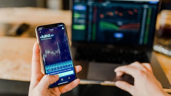 هل تكذب بشأن وضعك المالي؟ هذا الكذب يعادل الخيانة الجنسية