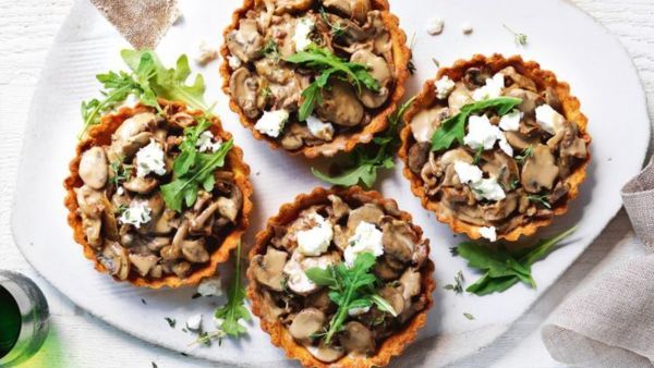 تارت الفطر وجبن الماعز