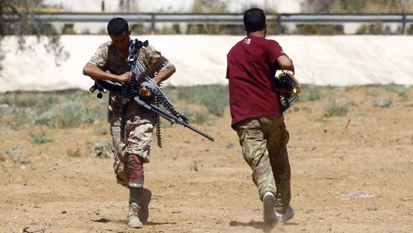 قوى أجنبية تبحث مع عسكرين متناحرين سبل إنهاء الأزمة الليبية