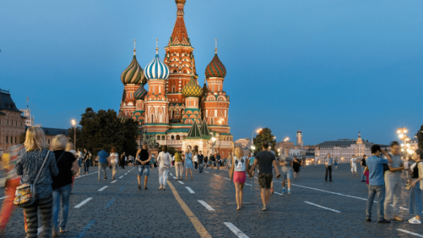 كتب على إحدى اللافتات الممزقة "بوتين مغتصب للسلطة" 