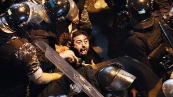 تشهد المصارف بشكل شبه يومي إشكالات بين الزبائن الذين يريدون الحصول على أموالهم وموظفي المصارف العاجزين 