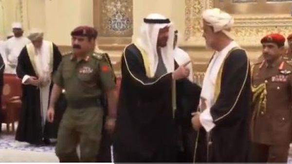 من باب الكرم العماني المصافحة على الباب بعد تشييع الضيف