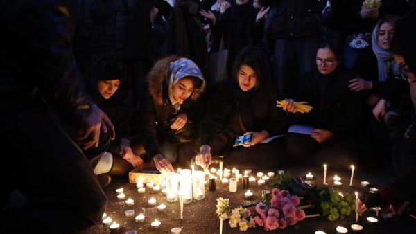 Iranians light candles for the victims of Ukraine International Airlines Boeing 737 during a gathering in front of the Amirkabir University in the capital Tehran, on January 11, 2020. (AFP/ File Photo)