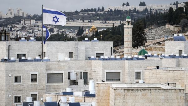 This picture taken on January 24, 2020 shows a general view of the Israeli settlement of Maaleh Hazeitim, built close to Israeli-annexed East Jerusalem in the neighbourhood of neighbourhood of Ras al-Amud, with the Russian Orthodox Church of Mary Magdalene (C) on the Mount of Olives seen in the background. AHMAD GHARABLI / AFP