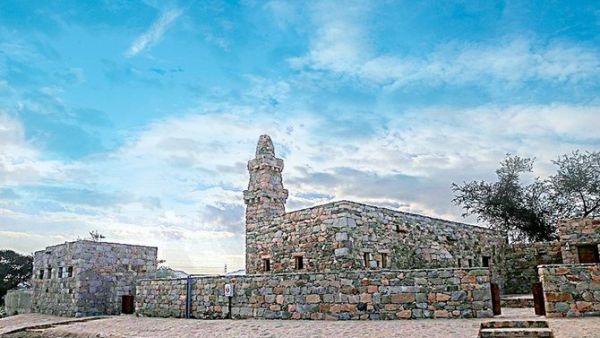 The initiative highlights the Saudi leadership’s commitment to restore historical sites in the region. The plan aims to revitalize 130 mosques using Saudi companies that specialize in heritage buildings. (SPA)