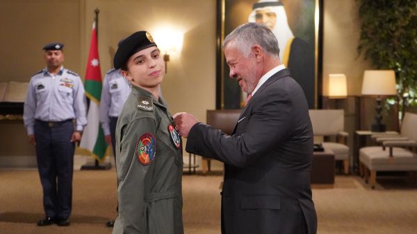 King Abdullah II, Supreme Commander of the #Jordan Armed Forces, presents HRH Princess Salma bint Abdullah II with her wings after completing pilot training, at a ceremony attended by Her Majesty Queen Rania Al Abdullah and HRH Crown Prince Al Hussein bin Abdullah II (Twitter)