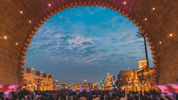 يمكن المشاركة في السحب من  قبل جميع الضيوف الذين قاموا بشراء تذكرة الدخول إلى القرية العالمية مقابل 15 درهم أو لكل 100 درهم يتم إضافتها لبطاقة "وجهات ترفيهية" القابلة لإعادة الشحن 