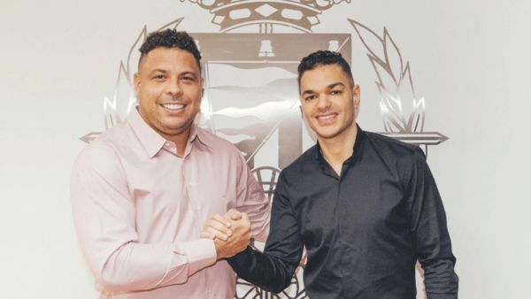 Real Valladolid President Ronaldo shaking hands with Ben Arfa (Photo: Valladolid)