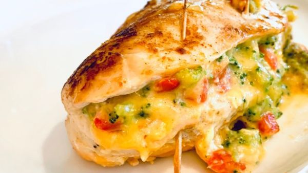 صدور الدجاج المحشوة بالجبن والبروكولي