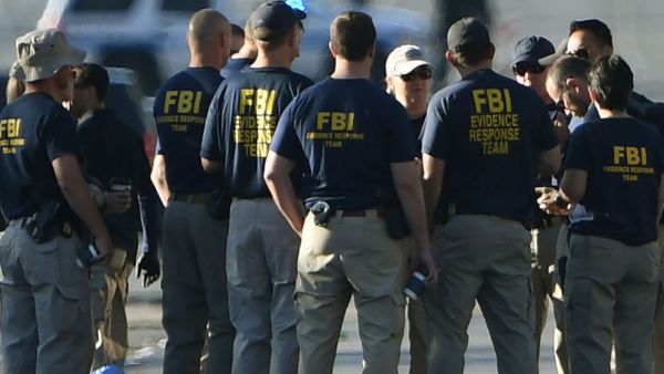 عناصر من مكتب التحقيقات الفدرالي الأمريكي FBI