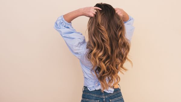 جميلة البوابة: خلطة طبيعية لتعزيز كثافة الشعر