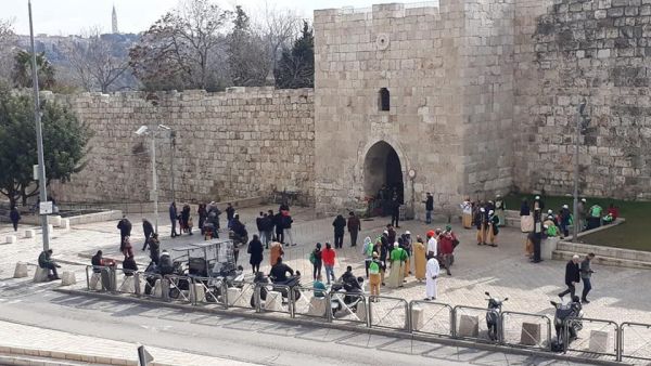 امرأة خمسينية استلت سكيناً وأشهرتها بوجه جنود تابعين لحرس الحدود