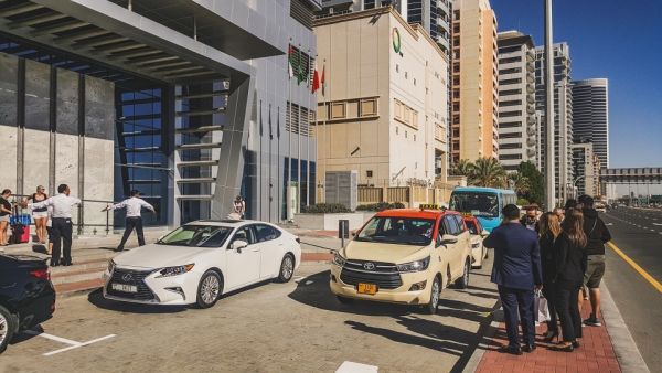 شارك في الفعالية التي أقيمت بحضور مسؤولين من هيئة الطرق والمواصلات في دبي وإدارة ميلينيوم بلايس مرتفعات البرشاء 100 سائق سيارة أجرة من السائقين التابعين لهيئة الطرق والمواصلات.