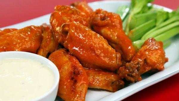 أجنحة الدجاج بصلصة البافلو الشهية