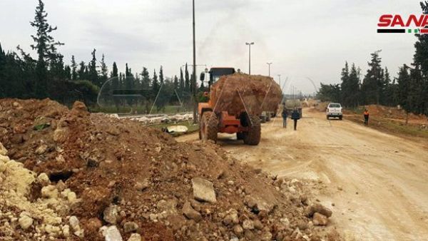 يشكل طريق حلب دمشق شريانا اقتصاديا حيويا يربط محافظة حلب بالمحافظات السورية 