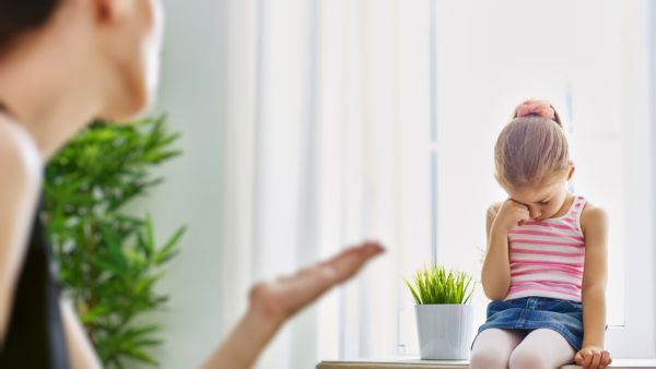حاولي قراءة مشاعر طفلك حيال شعوره بالسعادة أو التعاسة