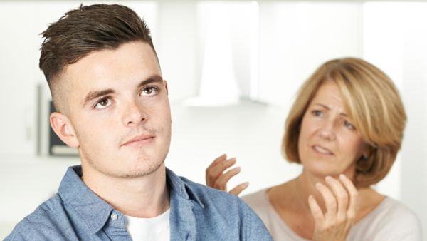 على الأم أن تدفعه لكتابة مذكرات يومية لتصبح مساحته –أو مساحتها- الخاصة تعبر فيها