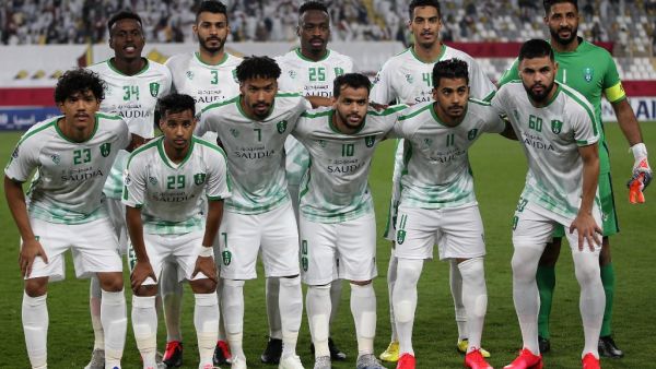 لاعبو الأهلي السعودي في صورة جماعية قبل مواجهة الوحدة الإماراتي في دوري أبطال آسيا والتي انتهت بالتعادل الإيجابي بهدفٍ لمثله.