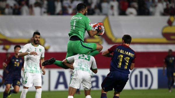 ياسر المسيليم حارس الأهلي السعودي يرتقي لإمساك كرة خلال المواجهة أمام الوحدة الإماراتي ضمن دوري أبطال آسيا والتي انتهت بالتعادل 1-1.