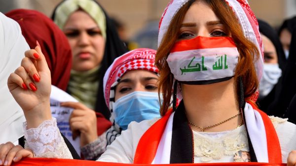 Anti-government protesters demonstrate wearing surgical masks in the central Iraqi holy shrine city of Najaf on February 24, 2020. Haidar HAMDANI / AFP