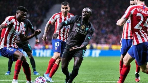 ماني (وسط) خلال اللقاء