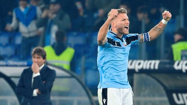 إيموبيلي متصدر الهدافين يحتفل بهدفه ومن خلفه أنتونيو كونتي مدرب إنتر يتحسر