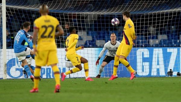 ميرتينز (يسار) يسجل هدف نابولي