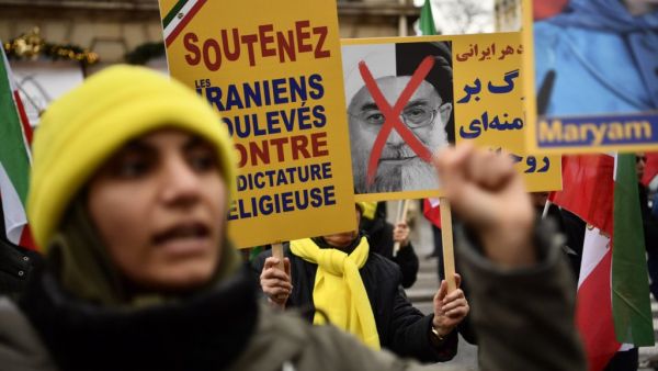 Protesters hold placards reading “Support Iranians risen up against the religious dictatorship” during a demonstration in support of the Iranian people amid a wave of protests spreading throughout Iran, on January 6, 2018, in Paris. Photo AFP