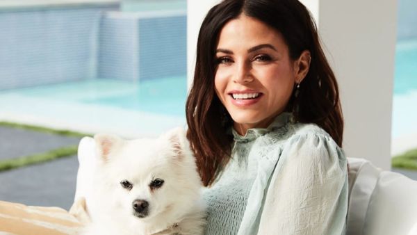  Jenna  is expecting a baby with fiance Steve Kazee 