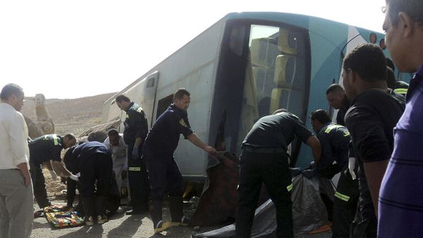 تصادم سيارة ميكروباص بشاحنة كبيرة للنقل على الطريق الصحراوي الغربي 