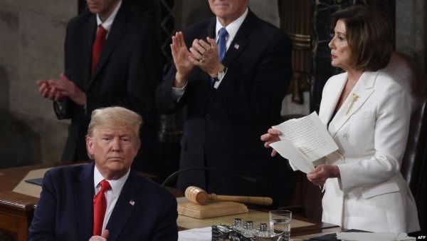 بيلوسي تمزق نسخة من خطاب ترامب