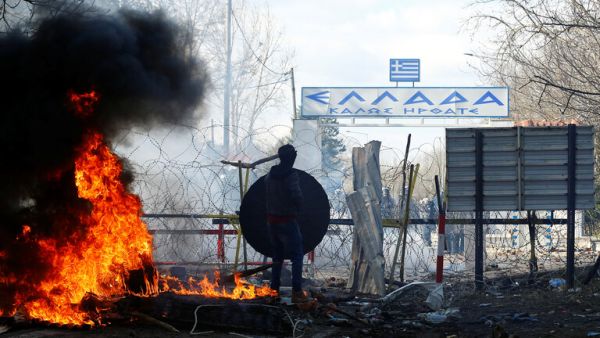  اشتباكات بين قوات الشرطة اليونانية وآلاف اللاجئين