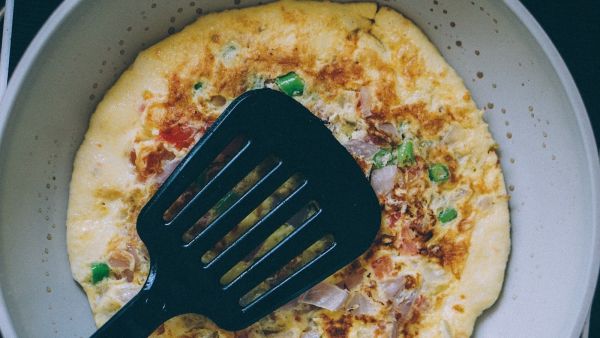 عجة البيض بالطماطم والبصل الأخضر