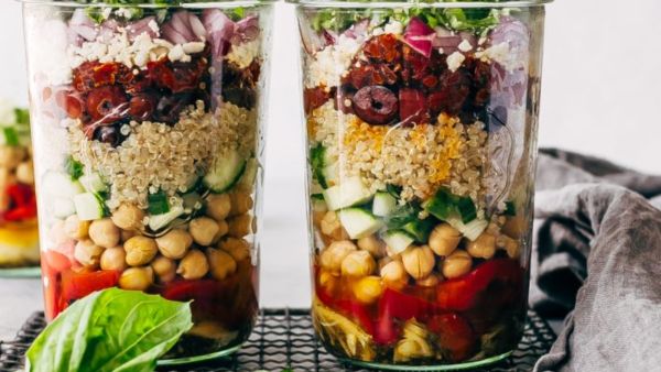 سلطة يونانية بصلصة الكينوا